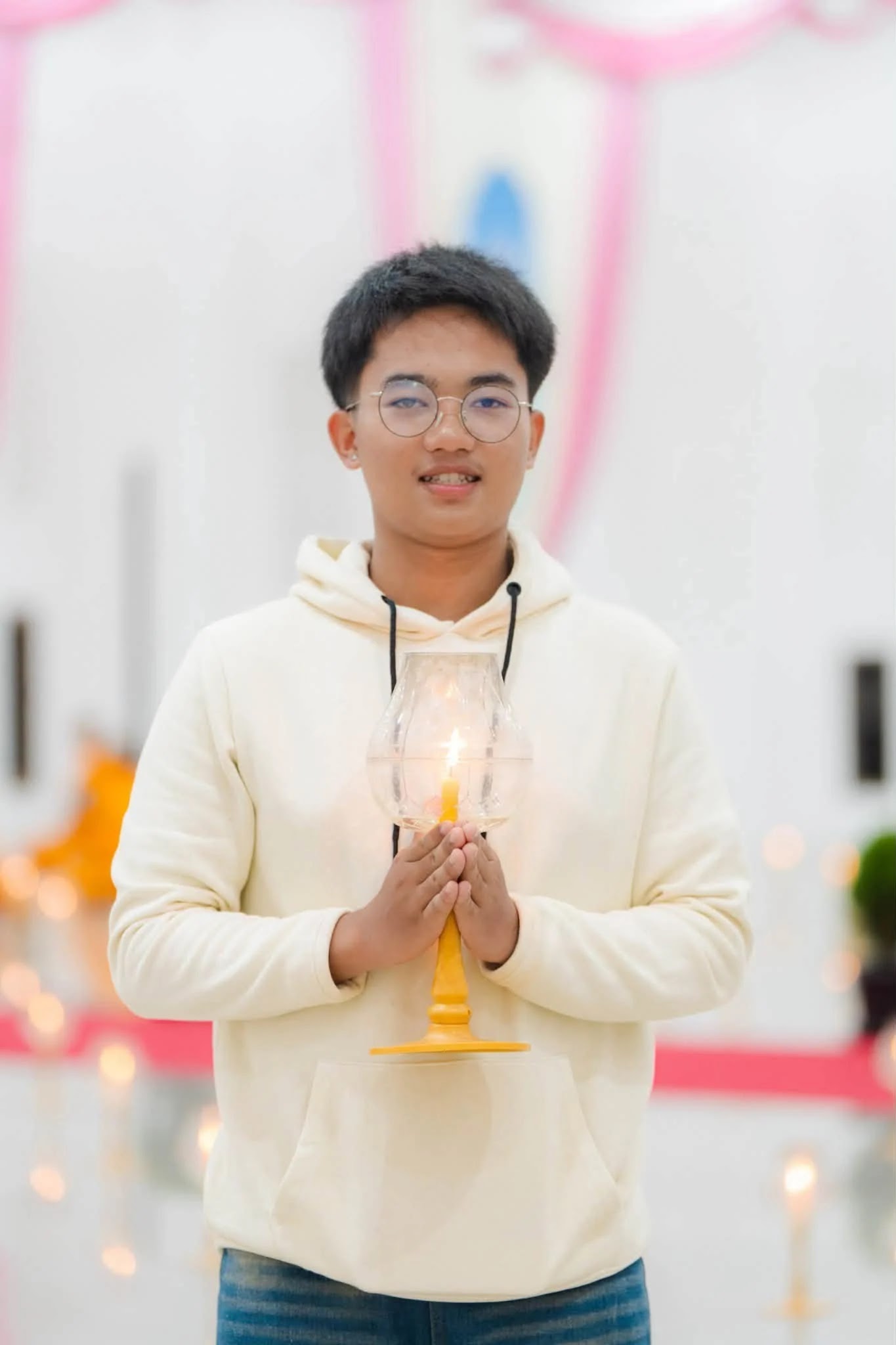ภาพประกอบ คืนวันอาสาฬหบูชา แจ้งชาวบ้านขึ้นมาเวียนเทียนรอบเจดีย์….ปรากฏว่าฝนชุ่มฉ่ำ เดินเวียนเทียนรอบเจดีย์ไม่ได้ ก็เลยสวดธัมจักฯ นั่งสมาธิ และเวียนเทียนกันที่ธรรมสภา ก็สะดวกดี ปรับกันไปตามสถ