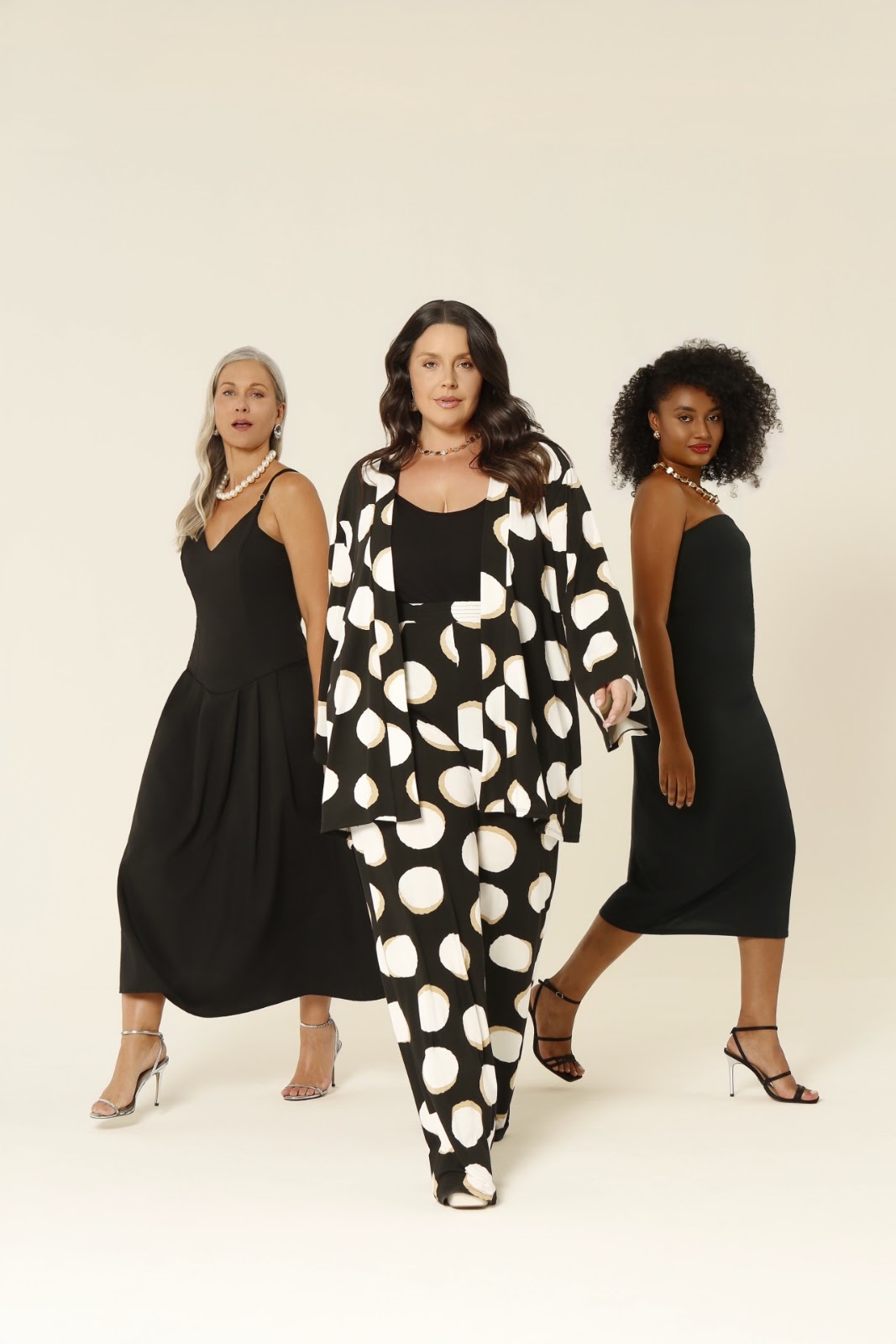 Campanha Posthaus Quem ama, posta! ? vestidos preto e branco em grupo