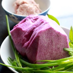 Khoai mỡ rửa sạch, gọt vỏ rồi rửa lại lần nữa. Cắt miếng vừa ăn, độ dày 1cm.