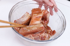 Sườn rửa sạch, để ráo. Ướp sườn với rượu, xì dầu, tinh bột ngô và đường trong 20 phút cho miếng sườn ngấm gia vị. Cắt tấm giấy nến sao cho kích thước tấm giấy vừa để bọc từng miếng sườn.