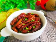Rắc thêm ít hành lá thái nhỏ cho điểm xuyến chút màu xanh đẹp mắt nhé! Những bạn hay thiếu máu nhất là phụ nữ hành kinh thì nên thường xuyên dùng nhiều thực phẩm giàu chất sắt và món Thịt bò chiên thơm ngon là một gợi ý tuyệt vời đấy!