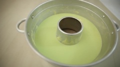 Phết chút bơ vào khay bánh, đổ hỗn hợp bột bánh vào nồi, đem nướng với mức nhiệt vào khoảng 160 độ trong 20 - 30 phút.