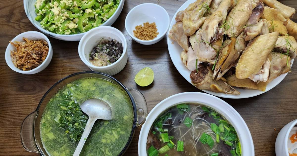 Mâm cơm gia đình với gà 3 món