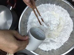 Làm bột bánh: Đun sôi khoảng 200ml nước trong nồi. Trong lúc chờ, cho bột năng ra tô. Đổ từ từ nước sôi vào, dùng tay nhào kỹ và trộn bột thành một khối mềm, mịn.