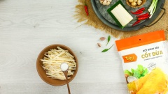 Để làm món bánh xèo này đầu tiên là bước chuẩn bị nhân: 500gr củ hũ dừa thái sợi rồi ướp với 1/2 muỗng cà phê muối, 1/2 muỗng cà phê đường, trộn đều rồi vắt ráo. 300gr tôm đất con nhỏ cắt bỏ đầu, đuôi và chân. Trụng tôm qua nước sôi cho chín.