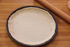 Đế bánh: cho 110g bột mì, 1g muối, 5g đường, 2g men nở vào âu và trộn đều, tạo khoảng trống ở giữa, chế từ từ nước vào và nháo bột đến khi thấy bột thành khối dẻo mịn, mượt, đàn hồi và không dính tay. Đậy bột kín và ủ cho nở gấp đôi. Sau đó lấy ra nhào vài lần rồi cán mỏng thành hình tròn cho vừa với khuôn. Phết một lớp mỏng dầu ăn hoặc bơ vào khuôn và cho bột vào.