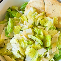 Món ăn đơn giản, dễ làm chỉ với 20 phút thực hiện. Salad giòn, chua nhẹ cùng phô mai beo béo rất hấp dẫn. Nếu chị em nào muốn ăn kiêng để giảm cân thì có thể thêm vào thực đơn gia đình nhé!