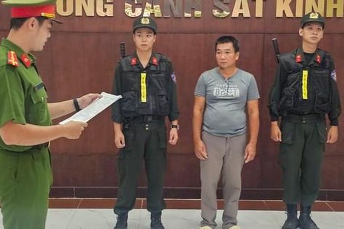 CLIP: Công an TPHCM bắt người nuôi 3 con chim công lục quý hiếm - Báo Người Lao Động
