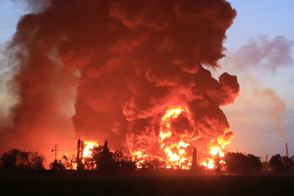 Explosion disaster at Balongan state oil refinery. Protect the environment, Environment disaster, Climate change impact. CarbonEthics Indonesia