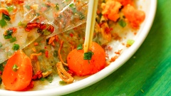 Món bánh tráng trộn trứng muối tuy nhìn khá đơn giản nhưng đã ăn là nghiện, với những miếng trứng muối béo béo mặn mặn kết hợp cùng bánh tráng dẻo thấm đều vị sẽ khiến nhiều bạn trẻ phải lặn lội tìm mua ở hàng quán bởi vì vị ngon lạ của món này. Vậy hãy lưu công thức món bánh tráng trộn trứng muối để không cần phải tốn nhiều thời gian tìm mua và đặc biệt là cực kỳ đảm bảo vệ sinh.