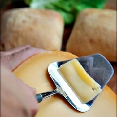 Sau đó cẩn thận pha trộn tất cả mọi thứ cùng nhau cho đều là được. Chọn ra một vài lá rau diếp tươi, rửa sạch và để khô chúng. Nạo thêm một chút phô mai ăn kèm nữa thì ngon tuyệt.