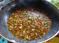 Trong chảo khác, cho vào 2 muỗng canh nước mắm, 1 muỗng canh đường, 2 muỗng canh nước, 1 muỗng canh ớt băm, 1 muỗng canh hành lá băm, 1 muỗng canh hành tím băm, nấu sôi. Sau đó, bỏ hết chim cút chiên vào, đảo đều là tắt bếp.