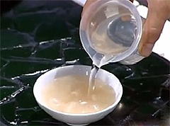 Cho 100ml nước hòa với bột rau câu. Đun nóng 150ml nước khác, cho nước rau câu đã hòa ở trên vào nấu tan với đường, khuấy đều. Nấu trên lửa nhỏ cho đến khi sôi.