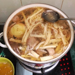 Chờ nước thật sôi, sau đó hạ bớt lửa, từ từ vớt bọt để nước dùng trong hơn.