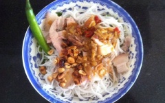Cho bún tươi ra đĩa, chan đều hỗn hợp mắm nêm lên. Rắc đậu phộng vào và ăn kèm rau sống các loại. Món ăn này hấp dẫn không kém ngoài nhà hàng nhé!