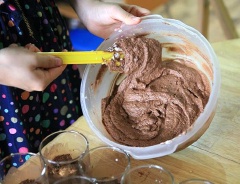 Trộn 1/2 kem với màu thực phẩm cam và 1/2 còn lại với chocolate đen.