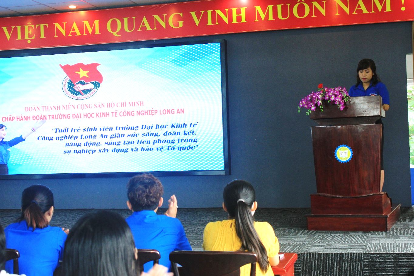 Đ/c Bảo Châu - Bí thư Đoàn trường với chuyên đề “Tuyên truyền Nghị quyết Đảng Ủy và Đoàn Thanh Niên Trường ĐH Kinh tế Công nghiệp Long An”