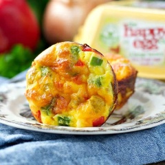 Bánh muffin đã hoàn thành rồi. Bạn và cả gia đình cùng ăn sáng cho nóng nhé, dùng cùng một cốc sữa tươi thì đúng là hết ý. Nếu không thích ớt chuông, bạn có thể thay thế bằng các loại rau củ khác nhé.