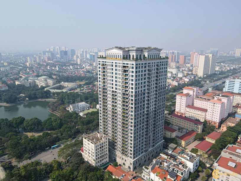 <p>D’. Palais Louis chính là minh chứng cho khát vọng chạm đến đỉnh cao hoàn hảo của cái đẹp. Ngay từ bước chân đầu tiên đặt qua ngưỡng cửa, khách hàng sẽ thỏa mãn tầm mắt khi chìm đắm vào khung cảnh tuyệt mỹ của đại sảnh tràn ngập ánh sáng từ chùm đèn pha lê tinh xảo, vòm trần cong cao 12,5m, bao phủ bởi bức tranh sơn dầu vẽ tay 6 tháng ròng bởi họa sĩ tài ba từ Italia.</p>
<p>Vào sâu phía trong của tòa nhà, cư dân sẽ được tận mắt chiêm ngưỡng khu sân trong rộng gần 400m2 đối lưu không khí, đóng vai trò giếng trời khổng lồ. Và đặc biệt là hai bể bơi bốn mùa tráng lệ tọa lạc ngay trên tầng thượng của tòa tháp, mở ra một khoảng trời miên man với những giây phút yên bình ngắm nhìn Thủ đô hoa lệ.</p>