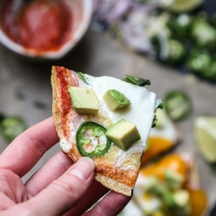 Cắt bánh ra thành miếng nhỏ rồi thưởng thức thôi nào. Vị bánh giòn béo vừa miệng. Pizza nướng kiểu Mexico sẽ là là món ăn yêu thích cho những bạn say mê pizza luôn nhé!