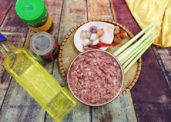 Mắm tép hòa cùng 3 thìa canh nước sôi, khuấy đều, lọc bỏ cặn. Riềng, sả rửa sạch, xay thật nhỏ, hành củ bóc vỏ, thái mỏng, băm nhỏ, ớt tươi cắt nhỏ.