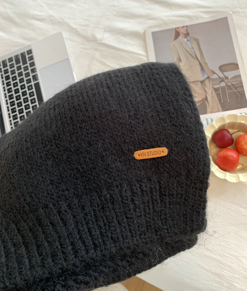 Soft scarf with alpaca wool content and leather label