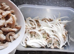 Cho bao tử vào thau sạch, cứ 1 lớp bao tử rồi thêm một lớp hành tây, rau răm, vài lát ớt. Tiếp đó là 3 muỗng canh nước cốt chanh.