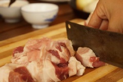 Thịt ba chỉ rửa sạch, cắt thành các miếng vuông vừa ăn.
