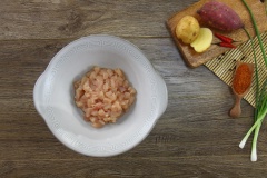 Cho vào tô trộn 200gr thịt ức gà cắt nhỏ, 50gr khoai tây, 50gr cà rốt, 50gr khoai lang, 20gr hành tây, 10gr hành tím băm và 10gr hành lá băm. Nêm gia vị với 10gr bột cà ri, 5gr ớt bột, 5gr hạt nêm, 10gr đường, 5gr tiêu, 10ml nước mắm, thêm 50ml nước cốt dừa để nhân cà ri béo thơm hơn. Trộn đều hỗn hợp nhân và ướp khoảng 15 phút cho thấm gia vị. Sau đó đem xào nhân trên bếp với lửa vừa cho đến khi thịt gà vừa chín tới thì tắt bếp.