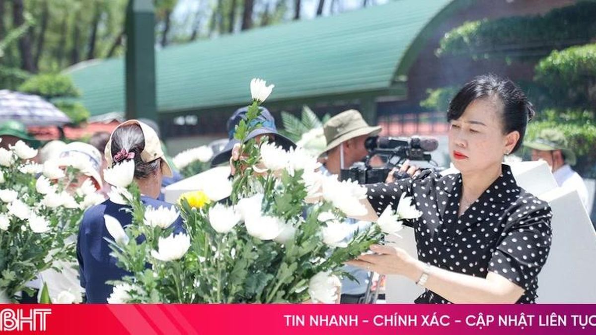 Bộ trưởng Bộ Y tế dâng hương tri ân tại Ngã ba Đồng Lộc - Báo Hà Tĩnh