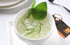 Bày trí đẹp mắt và thưởng thức cùng với ít đá viên. Hoặc, có thể rót nước nha đam vào chai cho vào ngăn mát tủ lạnh dùng dần. Nha đam đường phèn thanh lọc cơ thể một trong những thức ngon bỗ dưỡng có tác dụng làm mát, thanh nhiệt liệu có thể hiệu quả. Chỉ cần chọn vài nhành nha đam to, mộng nước lấy phần thịt chưng với đường phèn là được.