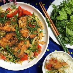 Cho cá ra đĩa, ăn cùng với xà lách, rau sống tùy thích. Cá chiên xào dưa bắp cải chua là món ăn lạ miệng nhưng rất ngon cơm với vị cá chiên béo bùi, cùng bắp cái chua chua, giòn ngon hấp dẫn. Thích hợp làm món ăn đổi vị cho bữa cơm chiều của cả nhà.