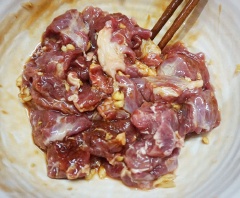 Thịt bò rửa sạch, cắt miếng vừa ăn. Ướp thịt bò với 1 muỗng cà phê tỏi băm, 1 muỗng cà phê đường trắng, 1/2 muỗng cà phê tiêu, 1 muỗng canh nước màu khoảng 10 phút.