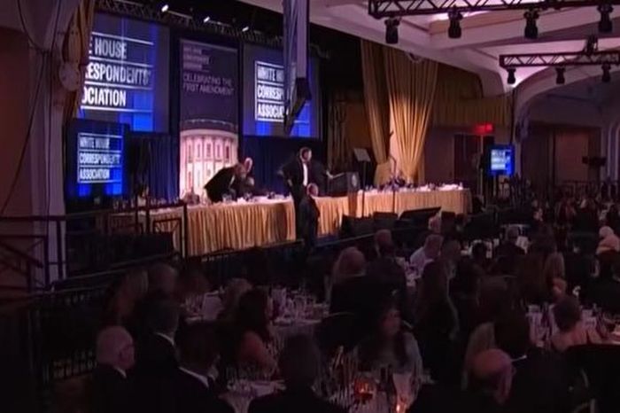 Video mật vụ Mỹ chạy về phía Tổng thống Trump khi có tiếng súng nổ - Báo Tin Tức TTXVN
