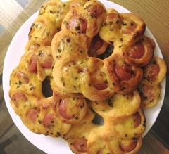Bánh nướng chín có thể ăn ngay. Khi ăn có thể rưới thêm ít tương ớt hay tương cà tùy thích. Bánh mì nhân xúc xích béo thơm làm theo cách này trông mới lạ và bắt mắt. Bánh nướng nở xốp nóng hỏi, quyện cùng sốt trộn béo ngon hấp dẫn. Hứa hẹn mang đến bữa sáng ngon miệng tuyệt vời.