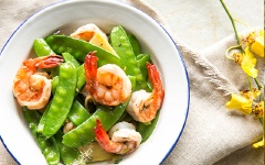 Khi tôm gần chín thì cho đậu đã sơ chế vào đảo chung, đun cho đến khi tôm và đậu chín thì tắt bếp, lấy tôm xào đậu ván ra đĩa, ăn nóng.