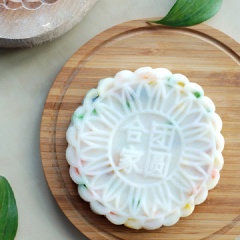Nhờ phần nhân tôm thịt và rau củ bên trong mà bạn ăn bánh dẻo ngon miệng hơn mà không thấy ngán!