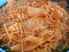 Trong quá trình ướp, bạn thi thoảng đảo đều, nhẹ tay để gia vị ngấm đều vào khoai. Khi đã ướp đủ thời gian thì mang khoai đi rửa, rửa nhẹ tay để tránh miếng khoai bị gãy. Sau khi đã rửa khoảng 2 tới 3 lượt nước, bạn vớt hết khoai ra rổ để cho ráo. Khoai ráo nước thì cho vào âu, thêm 600g đường vào ướp. Lúc này bạn lại dùng tay nhẹ nhàng đảo cho đường tan khoảng 70% thì mang sên ngay chứ không cần đường tan hết.