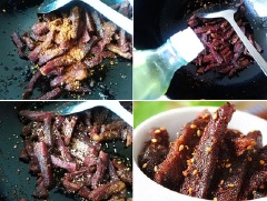 Bạn cho ớt bột vào, một ít tiêu, thêm ít dầu và hạt mè trắng vào trộn đều, lớp dầu giúp cho mè trắng bám vào thanh thịt bò và làm thanh thịt bò bóng đẹp. Bạn có thể gia giảm lượng gia vị theo khẩu vị của gia đình bạn. Tiếp tục xào thịt bò đến khi khô mặt chảo, hạt mè chín vàng thơm là được.