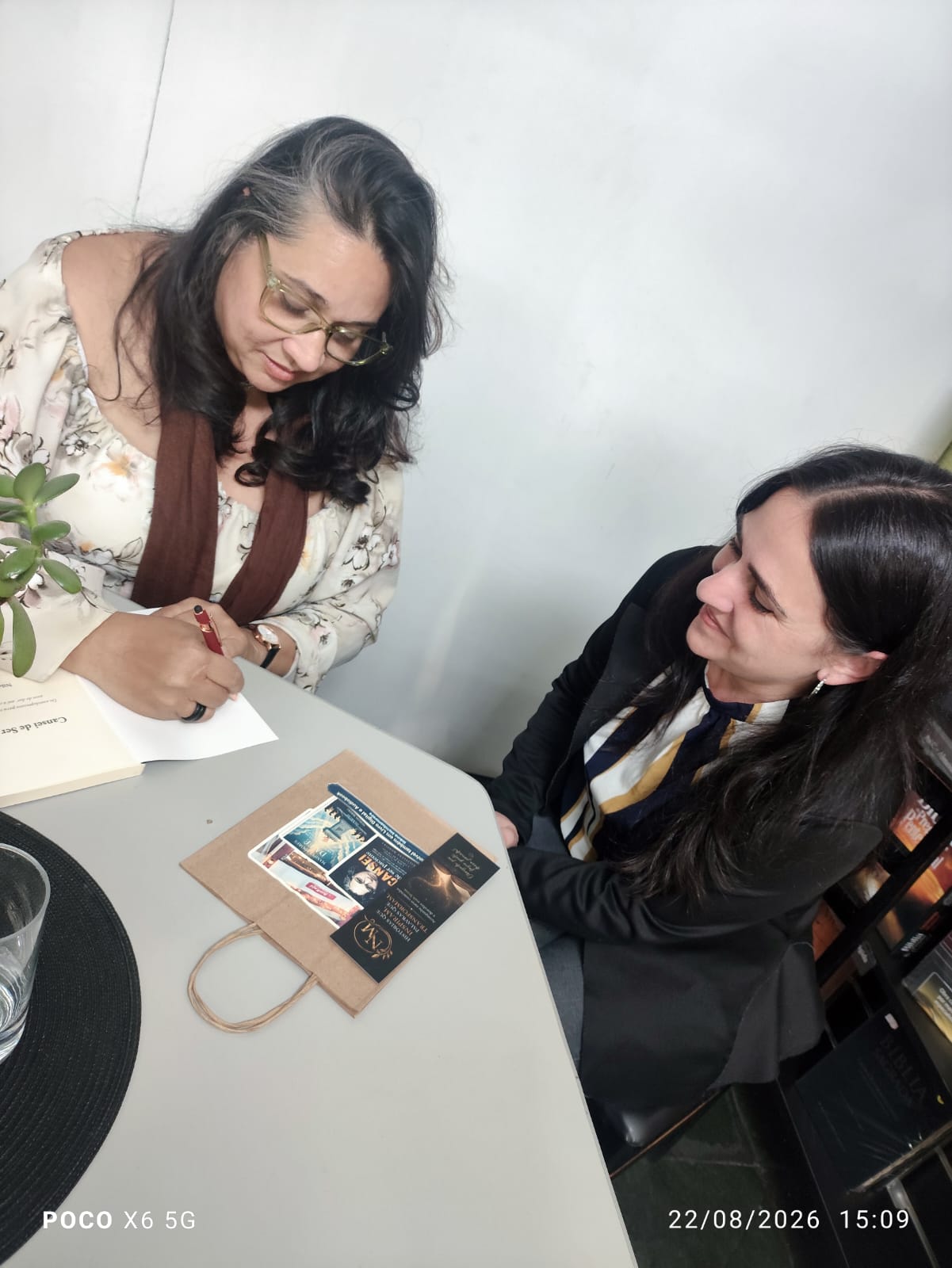 Leitor com livro autografado