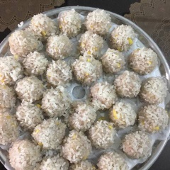 Cho xôi vào xửng hấp, hấp chín khoảng 25 phút.