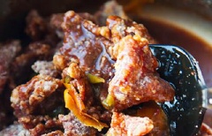 Cuối cùng, cho thịt bò vừa xào vào, thêm một chút dầu vừng, đảo đều cho thịt bò ngấm sốt rồi tắt bếp. Món thịt bò xào cam này phải ăn ngay khi nóng thì mới ngon đấy!