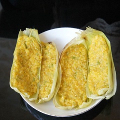 Bánh bắp trứng hấp là món ăn đơn giản giàu dinh dưỡng, rất dễ ăn và ngon miệng. Chắc chắn sẽ không khiến bạn bị nhanh ngán như những bánh hấp khác. Món bánh có thể ăn ngay hoặc phết thêm các loại sốt ưa thích.