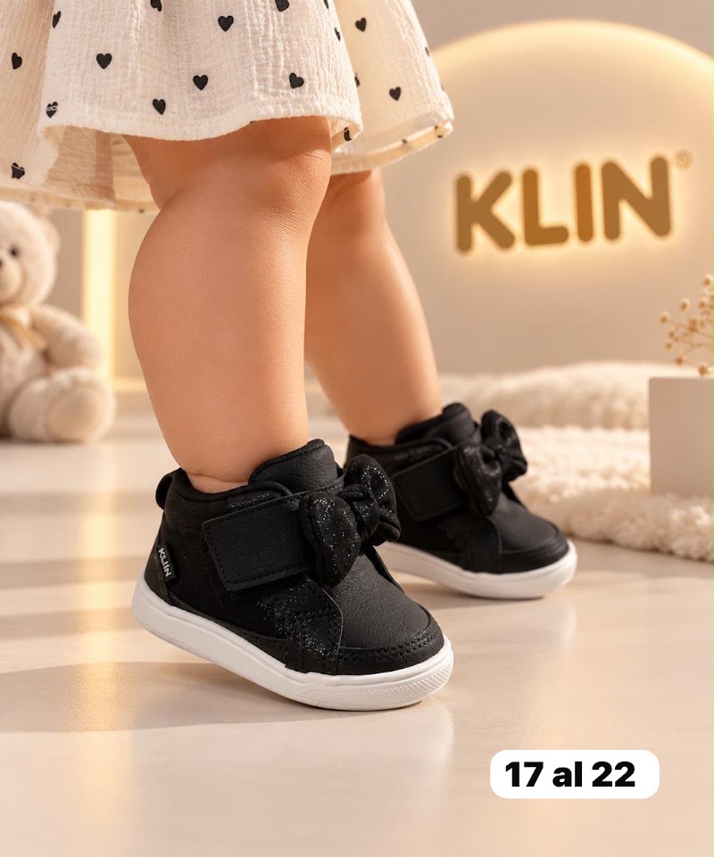 Zapatillas botita con moño y velcro