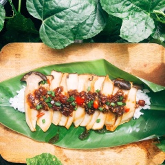 Món ăn đã hoàn tất, nhanh tay xếp nấm ra đĩa, rưới phần sốt sền sệt lên trên và rắc 1 ít hành lá cho hấp dẫn. Ăn ngay món này cơm nóng vừa thổi vừa ăn, vừa hít hà, hít hà! Chúc mọi người ngon miệng với món này nhé!