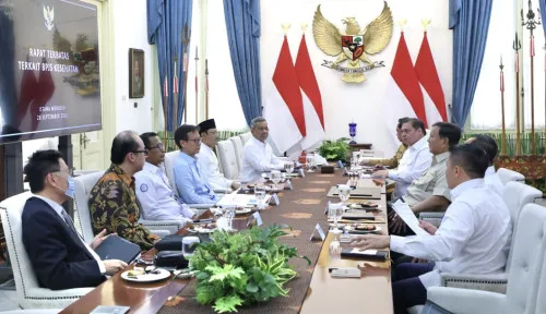 Presiden Prabowo Subianto memimpin rapat terbatas membahas penguatan keuangan BPJS Kesehatan di Istana Merdeka.