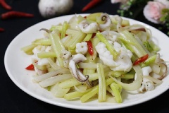 Mực xào cần tây nóng hổi với những con mực tươi xào cùng cần tây chín thơm, ngọt thịt, giòn sần sật. Đây là món ăn đơn giản những mang lại sinh dưỡng và hiệu quả đưa cơm liên tục.