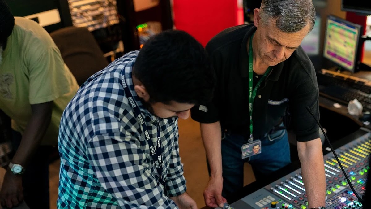 OTT 플랫폼과 전통 방송사의 콘텐츠 배포 구조와 전략 차이