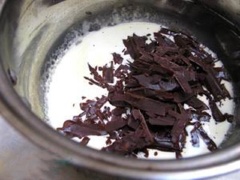 Đun sôi kem tươi ở lửa nhỏ. Tắt bếp rồi nhanh tay cho chocolate vào quấy đều. Khi chocolate đã tan chảy hoàn toàn thì các bạn cho vào ngăn đá của tủ lạnh khoảng 40 phút.