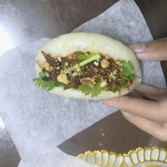 Bánh bao kẹp nấm chay có lớp vỏ bánh bao trắng muốt, mềm xốp có vẻ ngọt nhẹ, phần nhân nấm xé sợi nâu óng ả và rất thơm ngon, ăn kẹp cùng với ngò rí và ít đậu phộng vụn như tăng thêm hương vị cho món ăn. Món này nên được ăn ngay sau khi làm để tránh lớp vỏ bánh bao bị khô nhé.